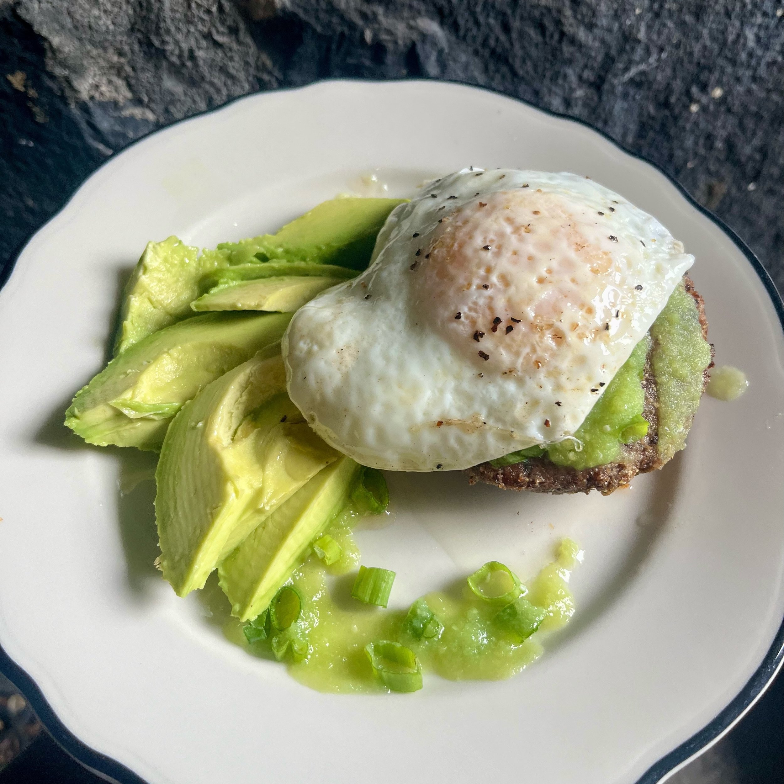 Black bean patty, salsa verde, fried egg, avocado and topped with green onion.

Huevos Verdes with a twist 🍳

 #coffee #theriv #cafe #specialtycoffee #specialtyroaster #yelptop100 #pnw #oregon #foodie #breakfast #brunch #lunch #coffeeshop #lunchspot