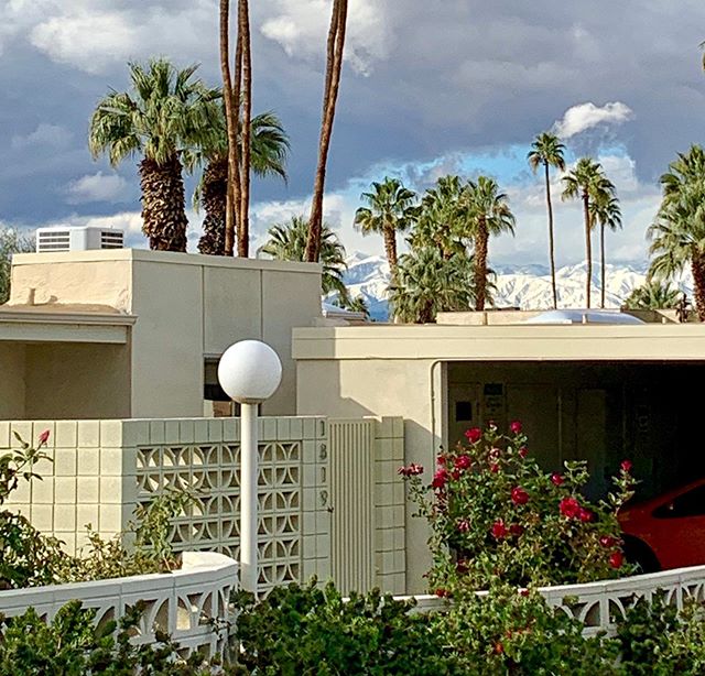 ❄️ 🌵🌴#palmsprings #sandcliff #vrbo #california #socal #homeawayfromhome #breezeblocks #midmod