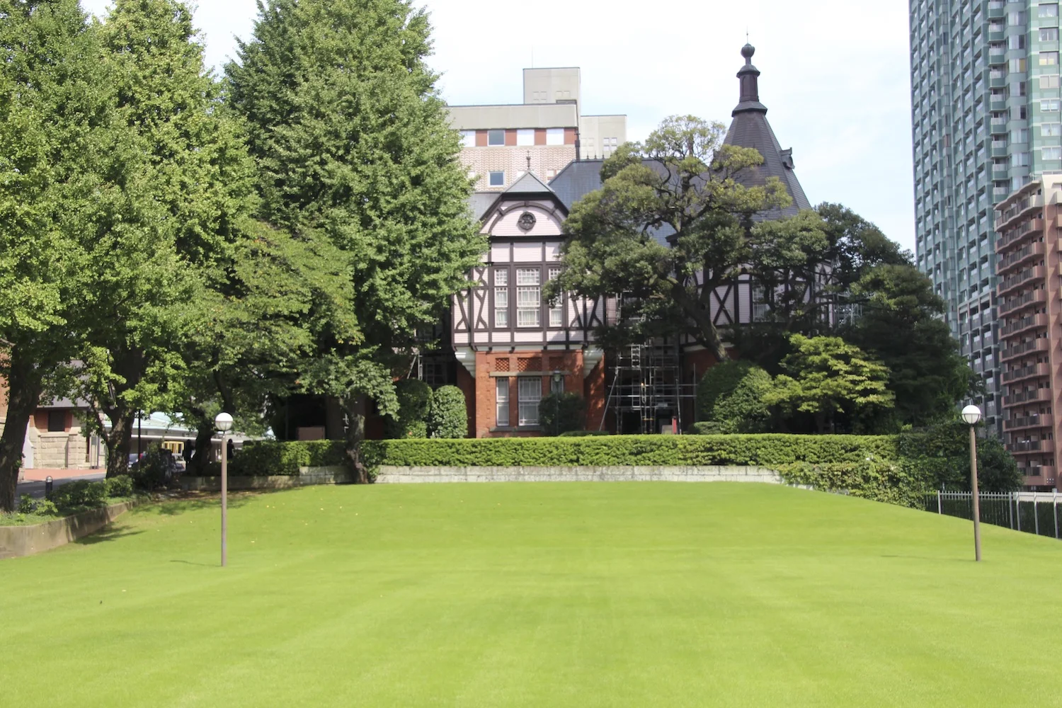 Meiji Gakuin’s Memorial Hall (明治学院記念館) was built in 1890.