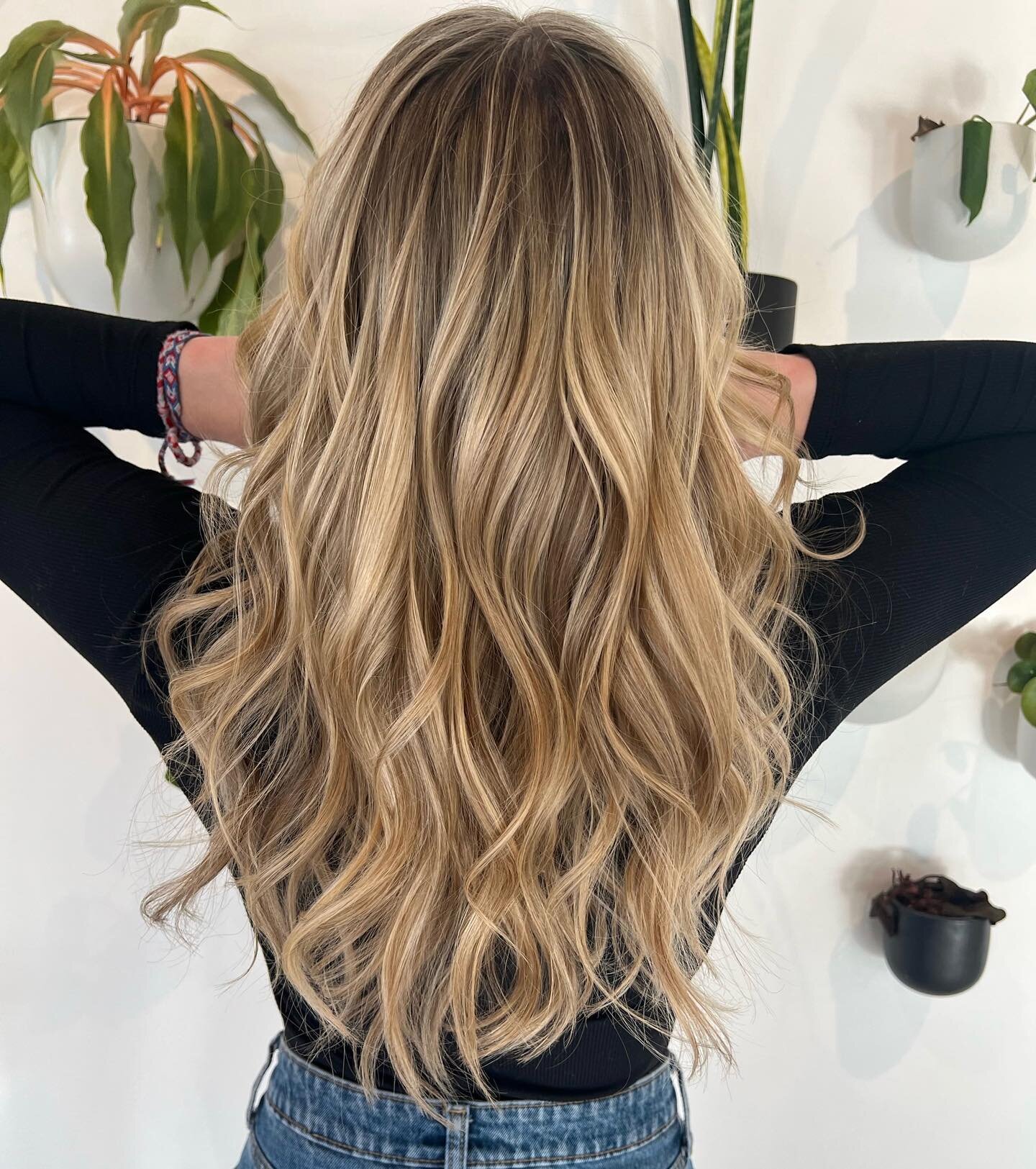 Good hair doesn&rsquo;t stay home on a Friday night! Mmm we are loving this dimensional blonde by Haley!🖤 #evolvebozeman #bozemanhair #goldwell #oribeobsessed #randco #bozeman #hairinspo