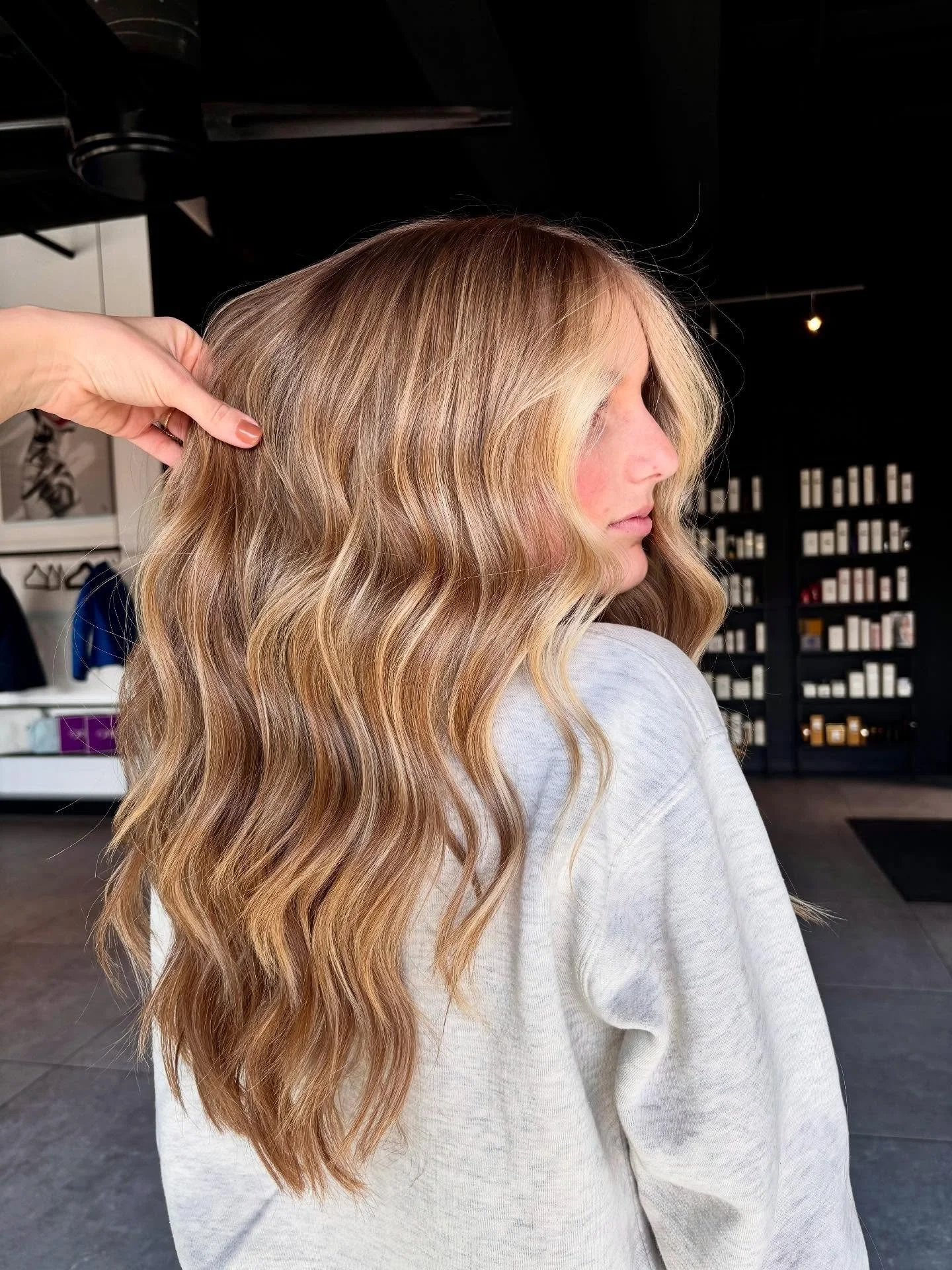 ✨Golden hour, but make it all day ☀️🍯 Loving this honey blonde dimension that brings the glow from every angle! #HairGoals #HoneyBlonde #DimensionalColor #BlondeVibes #Bozeman #EvolveBozeman