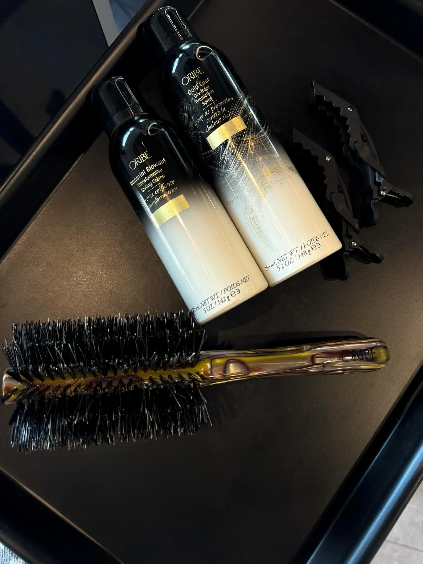 A salon-quality blowout isn&rsquo;t just about technique&mdash;it&rsquo;s about the essentials you start with. At Evolve, we trust Oribe to deliver performance and protection every step of the way!

✨The Oribe large round brush smooths and polishes w