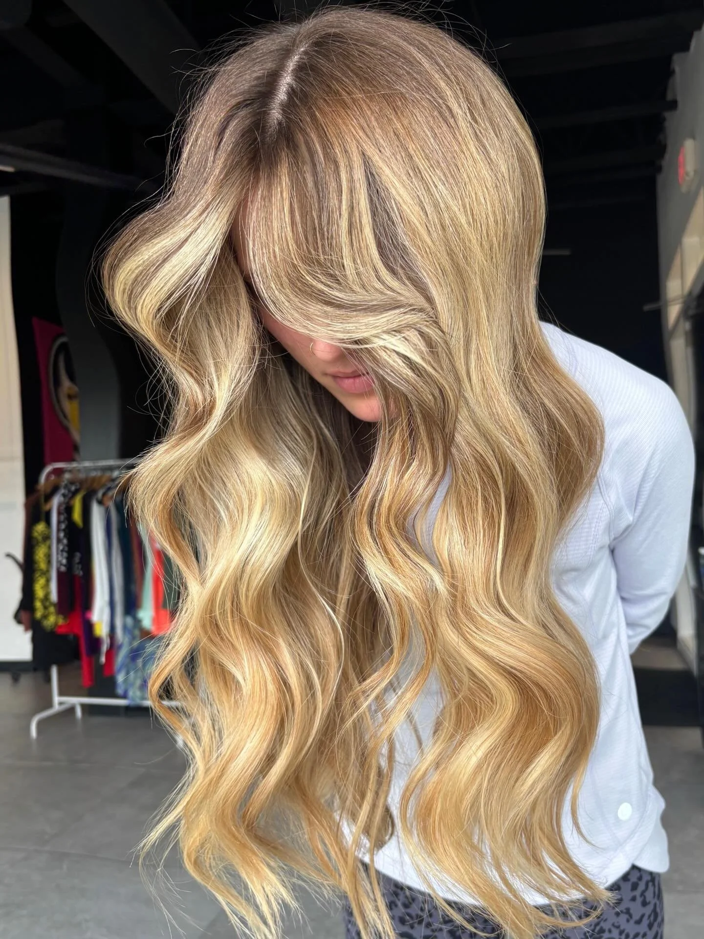 Golden hour, but make it hair ✨🍯
Dimensional honey blonde that shines from every angle - healthy, glossy, and gorgeous 💁&zwj;♀️

#HoneyBlonde #HairGoals #ModernBlonde #DimensionalColor #LuxuryHair
