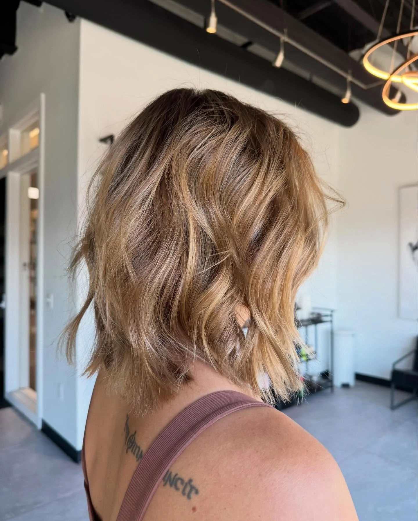 We are feeling those Spring vibes today with this soft caramel blend! What a beautiful tone and cute middy length to complement it✨

#EvolveBozeman #MediumLength #CaramelHair #HealthyHair #BozemanHairSalon