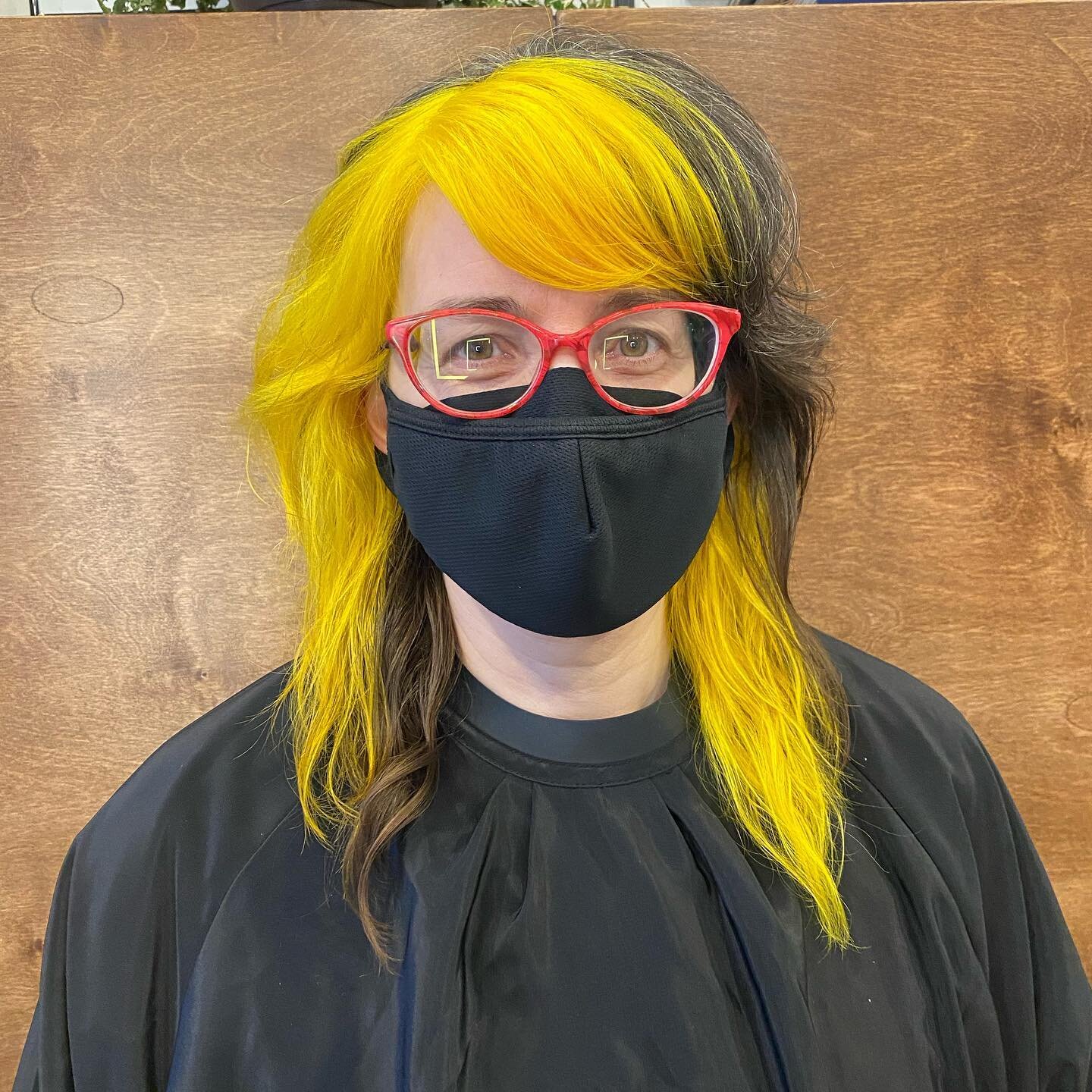 Two-toned hair color created by @tiffanyshuck
.
#haresalon #seattlehairsalon #yellowhaor #pravanavivids #twotonedhair #haircolor #haircut #seattle #hairtrends #hairstyles