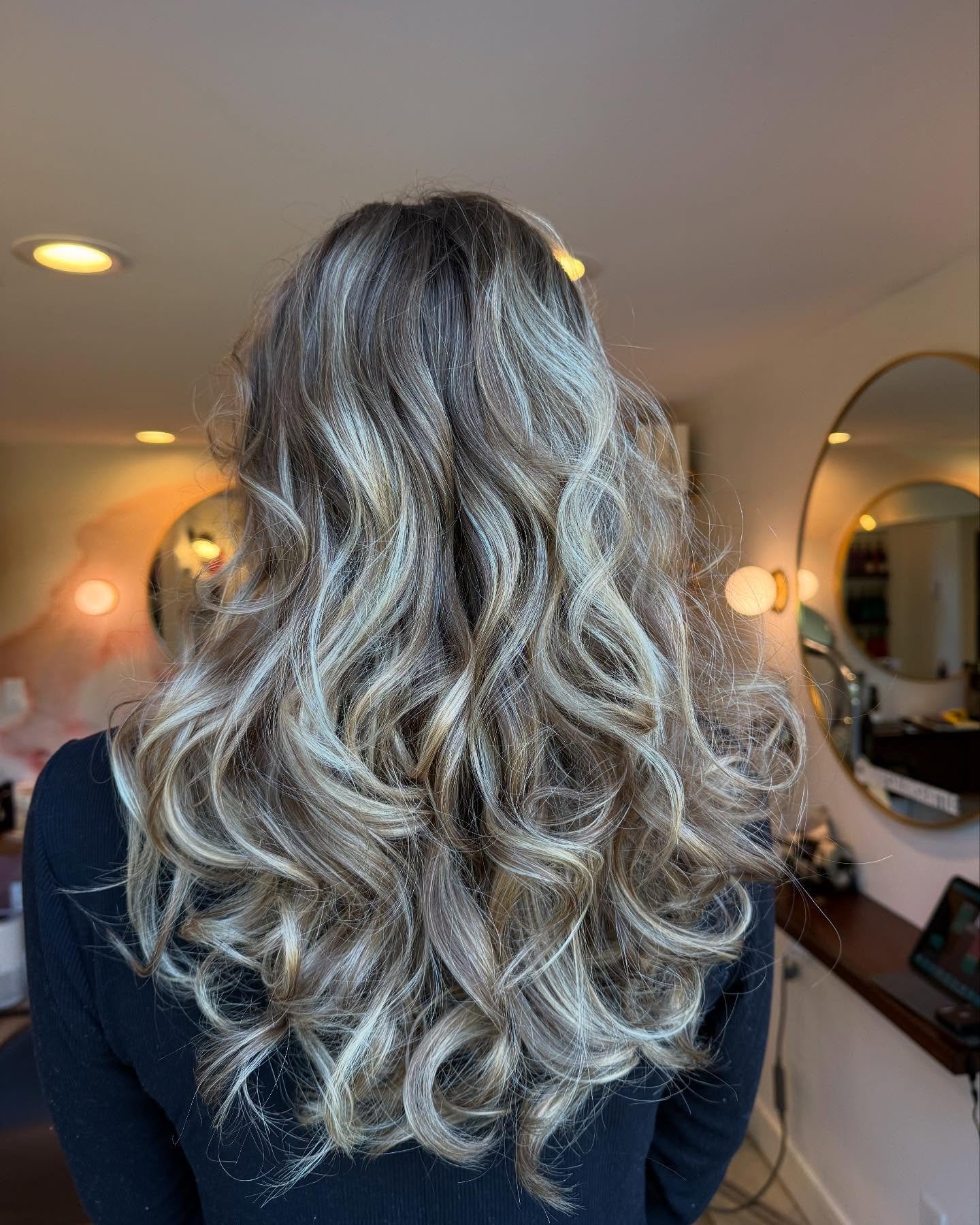 Having a little play with the hair today. Styling using Oribe. #grandiose #drytexturespray #impermiable #volume

 #oribeobsessed #us.signature.stylist @harebyluciebarry @lucie.haresalon @haresalonseattle