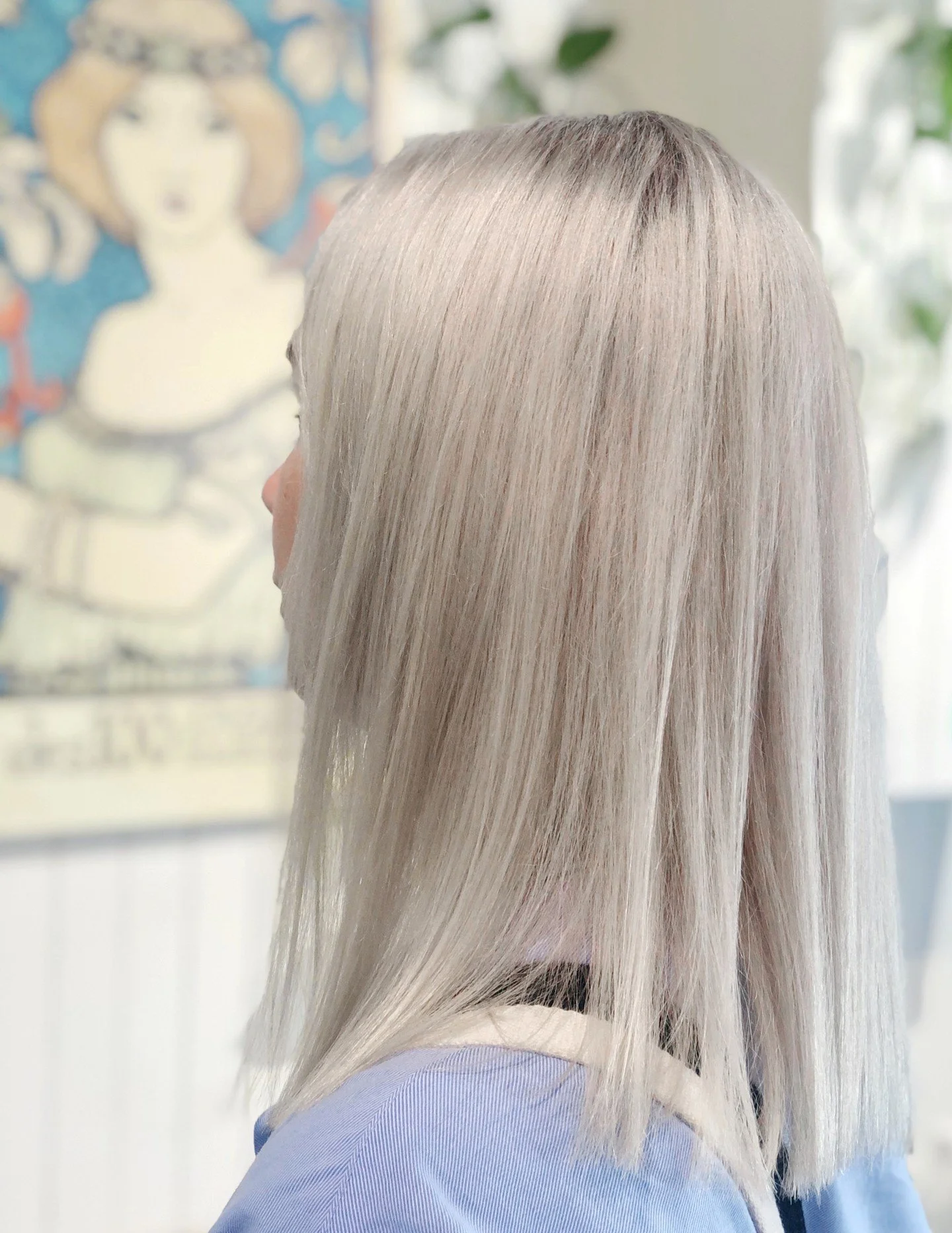 The many stages of transformation from growing out the dark to a stunning platinum, silver white 🤩 

This process took pretty much a year to arrive at this amazing result as it never happens overnight, and we now foil the hair with fine weaves and t