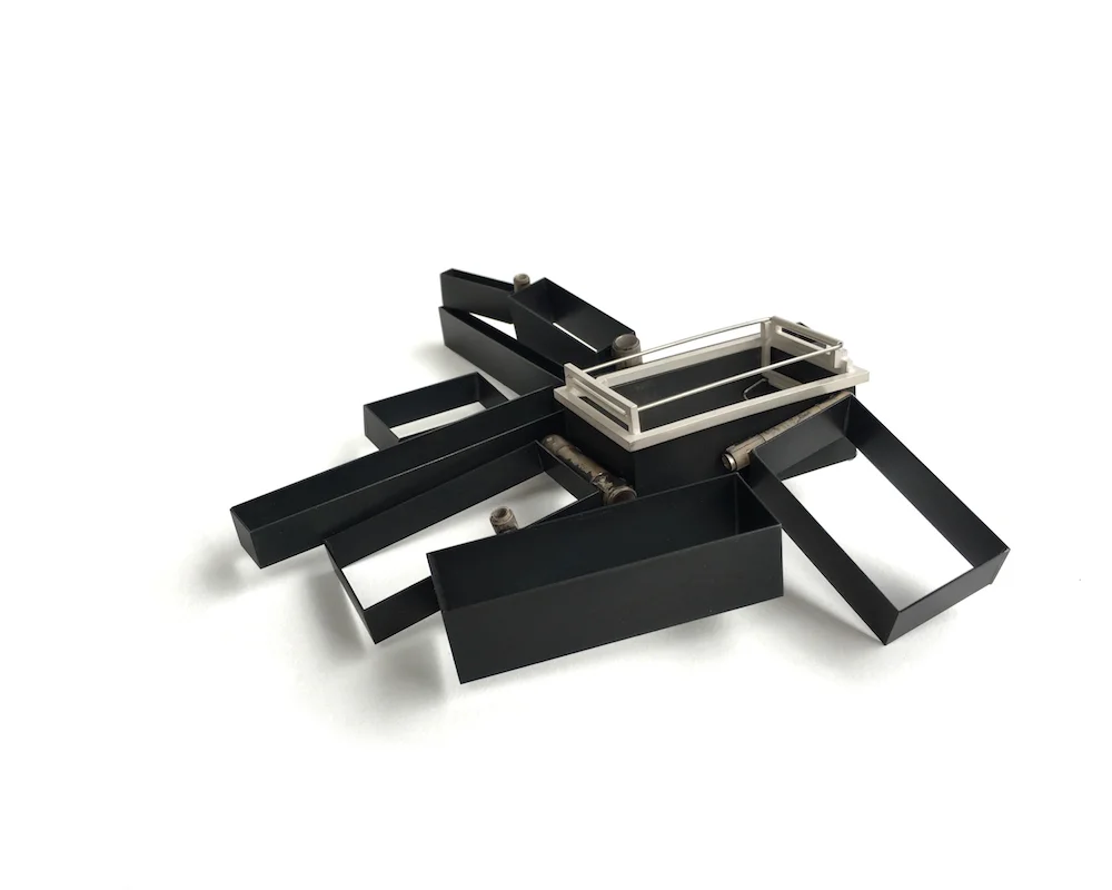 APPROXIMATE BROOCH (2018)