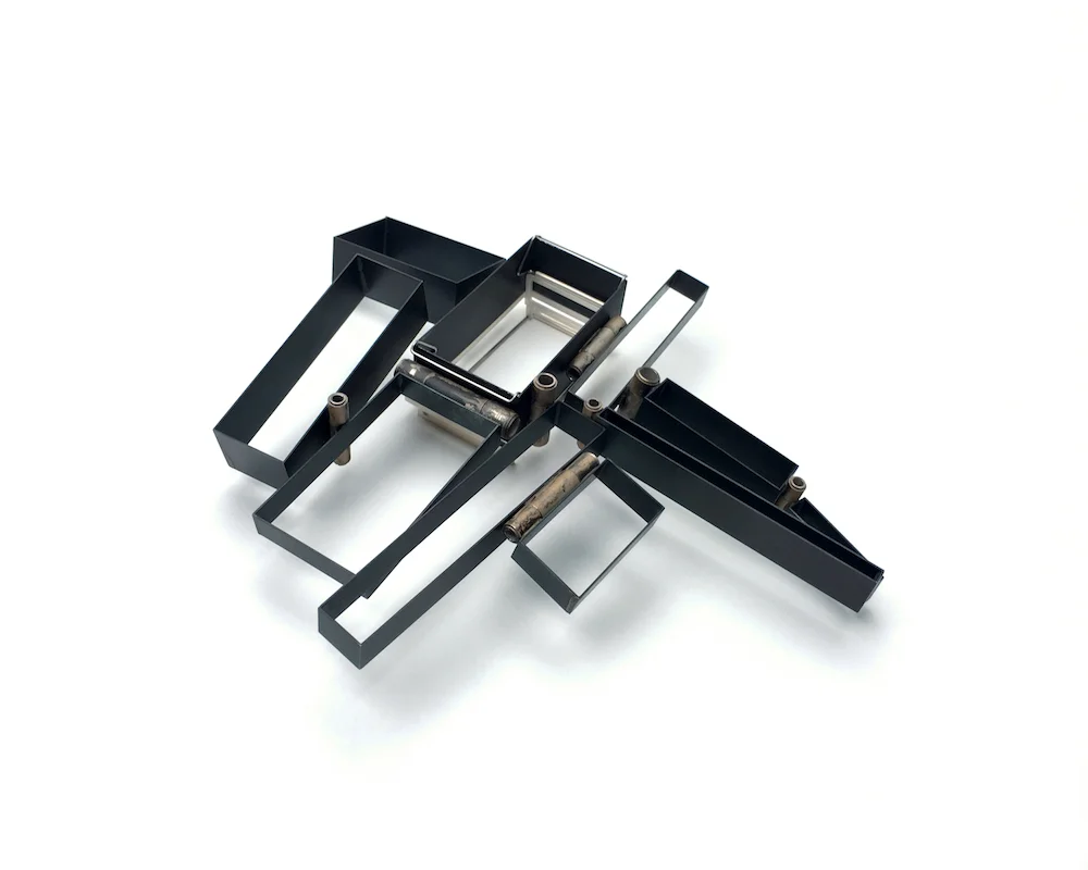 APPROXIMATE BROOCH (2018)