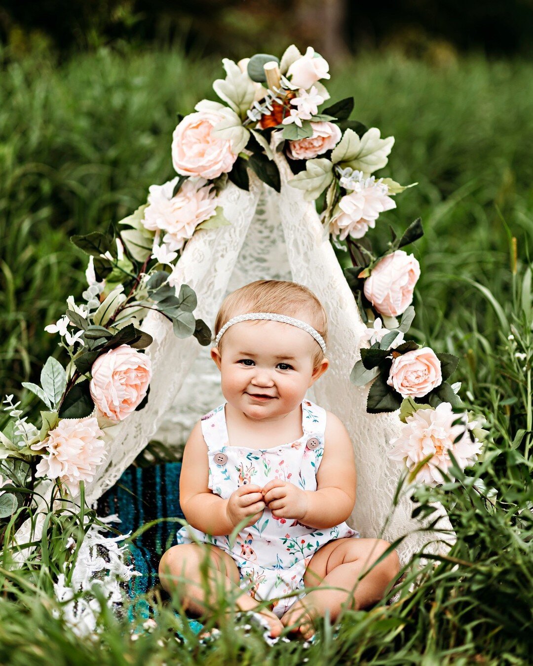 Miss Lyndy spent her birthday doing her 1 year photo session &amp; look at how stinkin' cute she is! 🥺 I can't believe you are one already sweet girl, it's been so fun watching you grow!

#oneyearphotos #seymourflashphotography #dubuqueiowa #iowapho