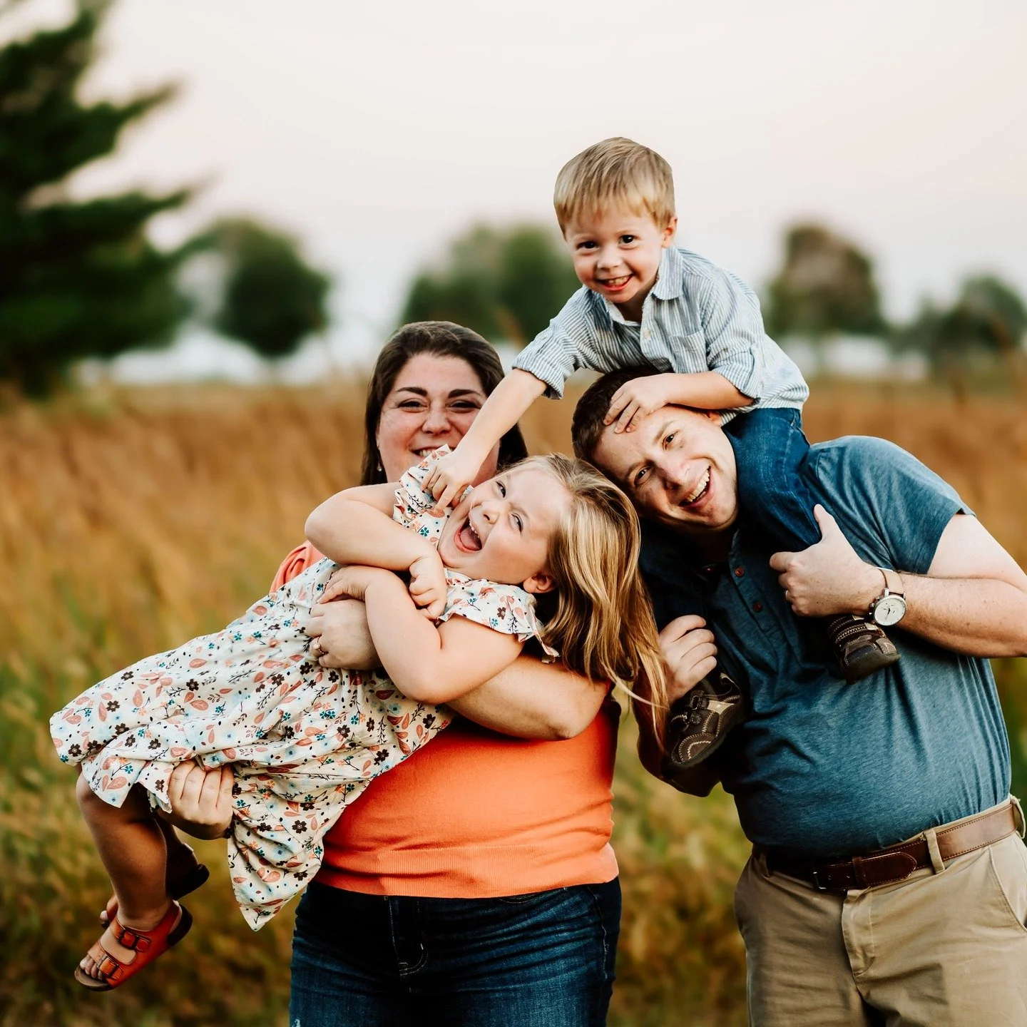 I can still hear their giggles! 

#familyphotos #dubuqueiowa #iowaphotographer #familyphotographer #seymourflashphotography