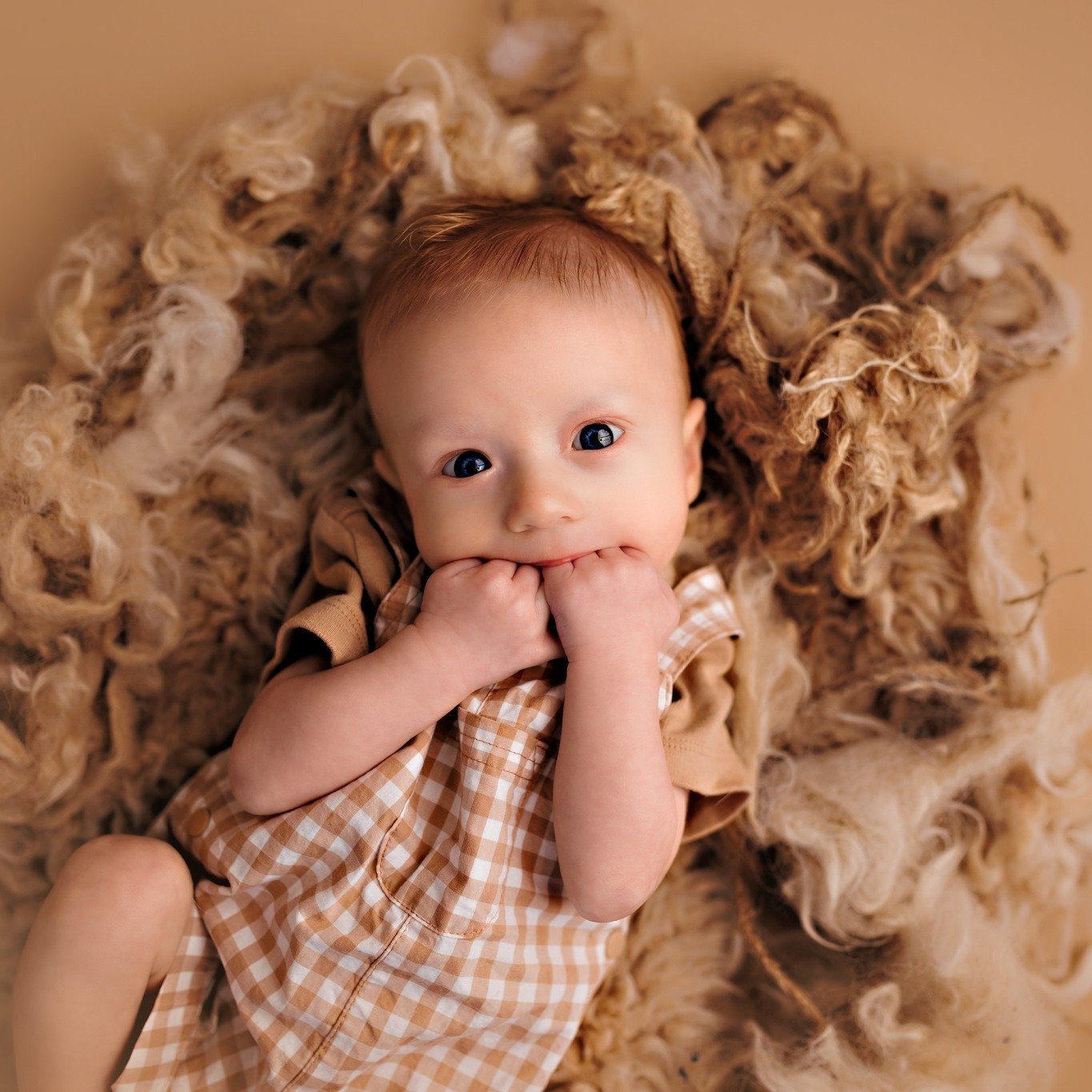 Little Beckett loves his hands &amp; wanted to be sure we documented it for his milestone photos 😅🥰

#milestone #3monthphotos #iowaphotographer #dubuqueiowa #seymourflashphotography