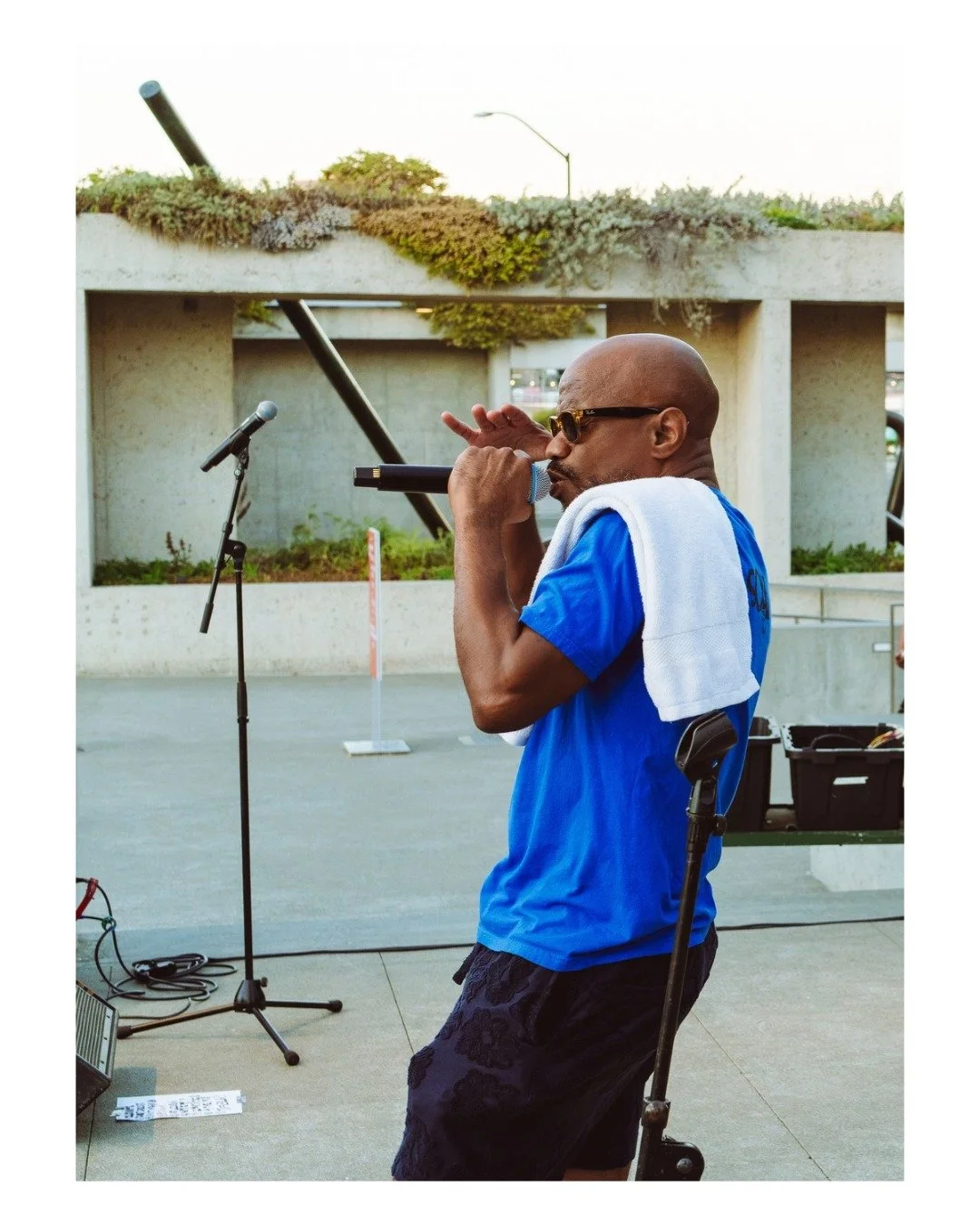 Friday night at the Oakland Museum / @omca, opening up for @macarthurmaze. Home turf, golden hour, and a crowd that showed nothing but love 🙏🏾🎤 #sOuLwasHere #keepgoing
📸 @noblphotos