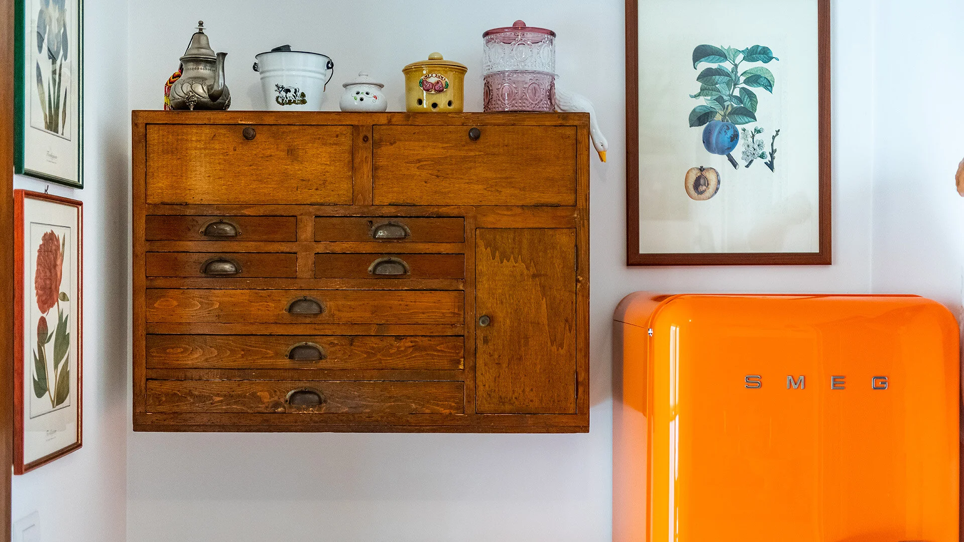  DOPO IL TRASLOCO IN CITTÀ DA UN'AMPIA CASA DI CAMPAGNA, SCELTA E ACCOSTAMENTO DI ALCUNI PEZZI ANTICHI ORIGINALI E CONTEMPORANEI. 