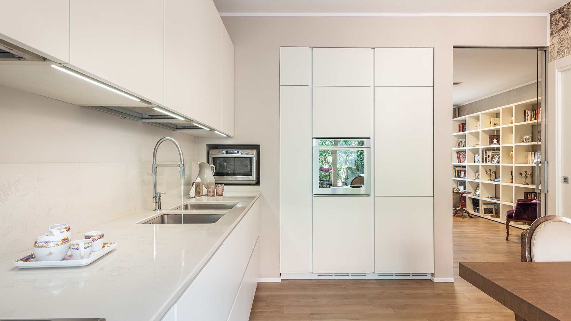  RISTRUTTURAZIONE E RESTYLING CON NUOVA DISTRIBUZIONE PLANIMETRICA DELLA ZONA GIORNO 