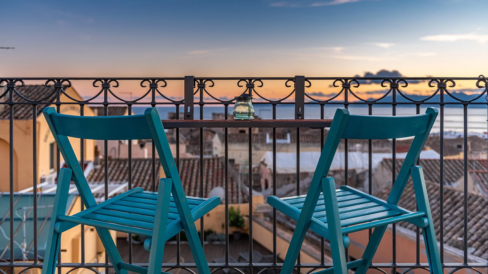  CENTRO STORICO, RESTYLING DI TERRAZZO SUI TETTI ANTICHI, UTILIZZATO GRAN PARTE DELL’ANNO COME ZONA RELAX ALL’APERTO. 