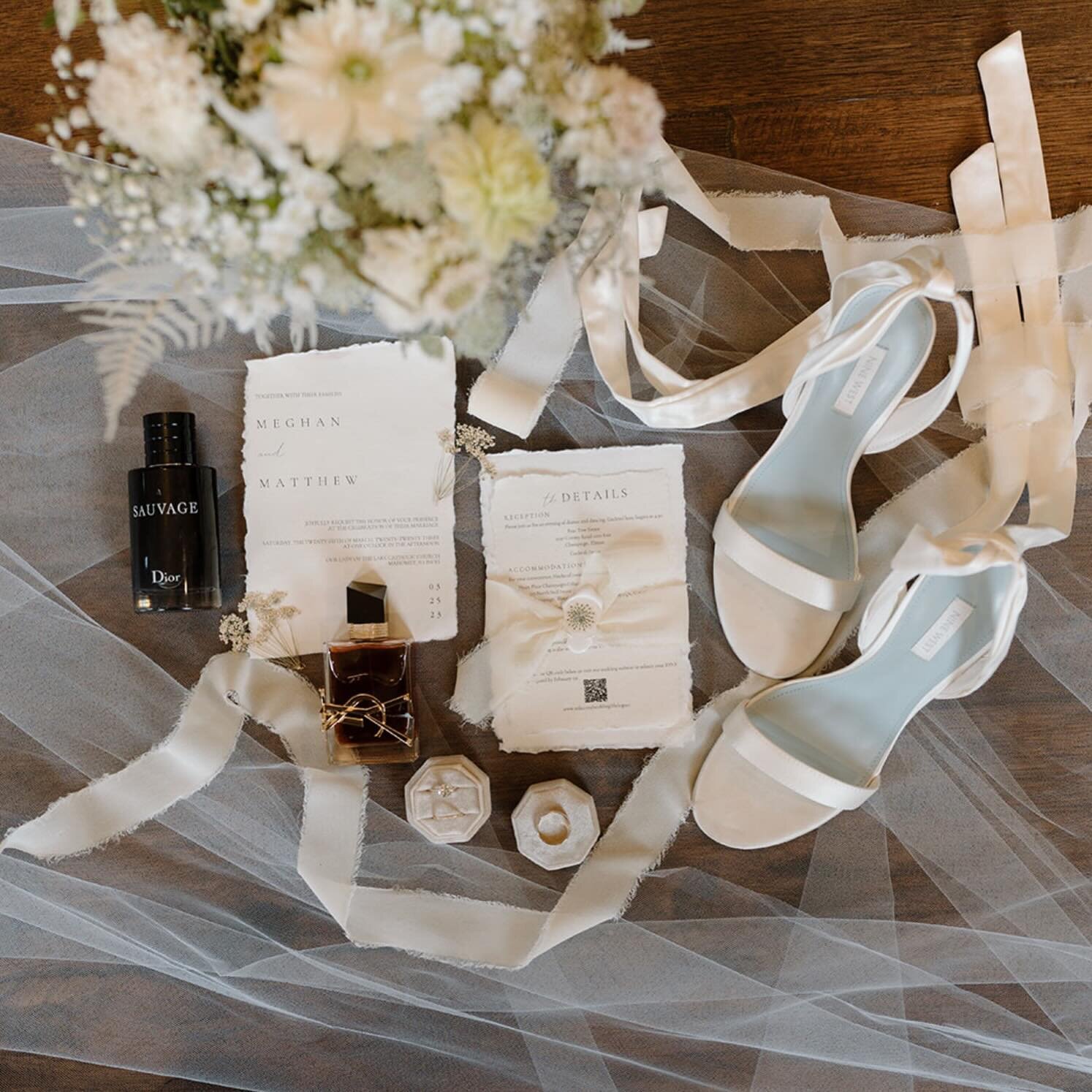 Dreamy details for your Friday.✨
&bull;venue @pear_tree_estate 
&bull;florals @pollenandpastry 
&bull;photos @brie.filmandphoto 
&bull;
#weddingplanner #weddingdetails #weddingdetailshot #weddingcoordinator #weddingdecor #weddinginspiration #bridetob