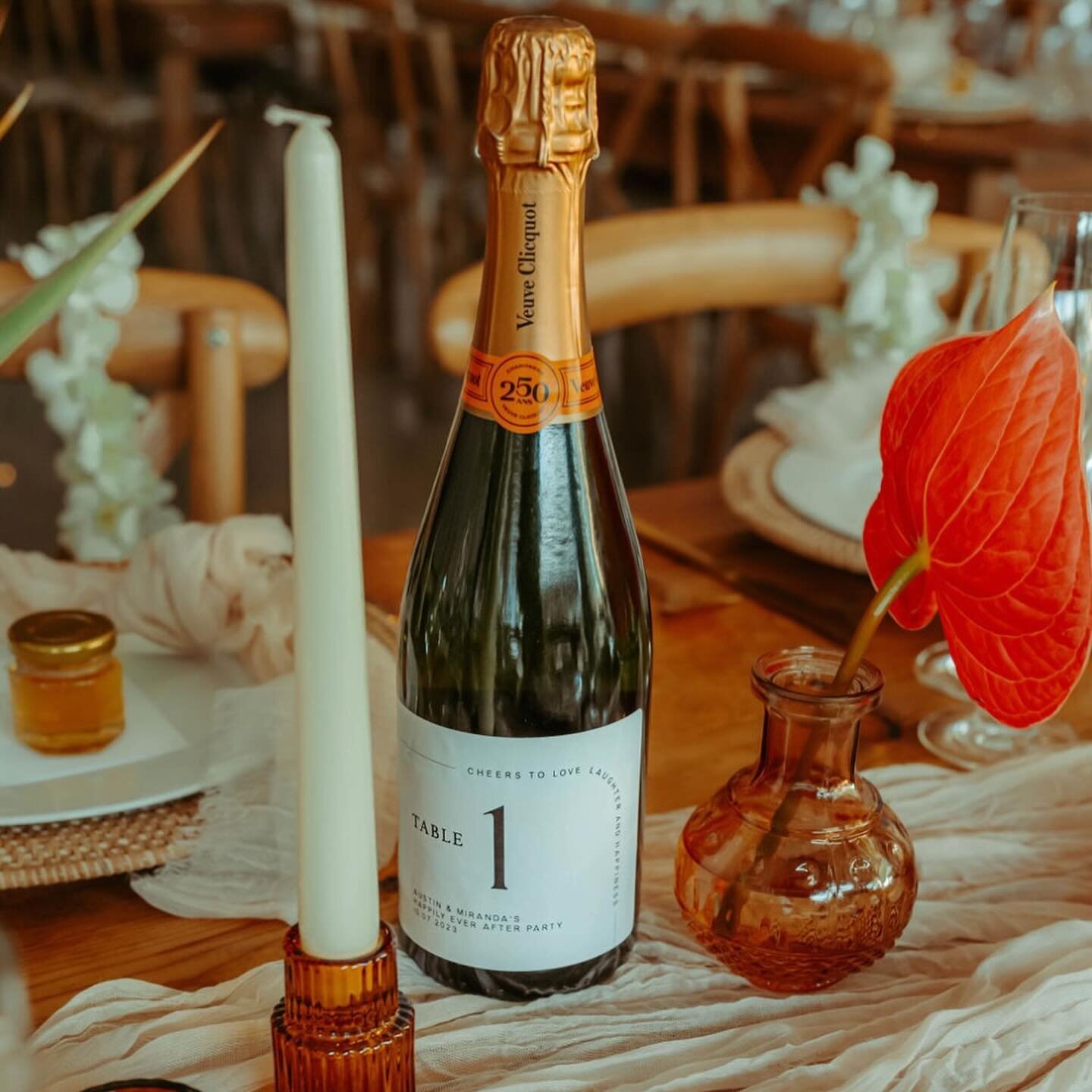Adding that ✨hint✨ of personalization to your wedding😍 How cute are these champagne table numbers? 🍾
&bull;florals @ahuntdesign 
&bull;photos @kaelynnlongfellow.photographer 
&bull;rentals @herriottsrte 
&bull;dj+photobooth @completeweddingsctil 
&