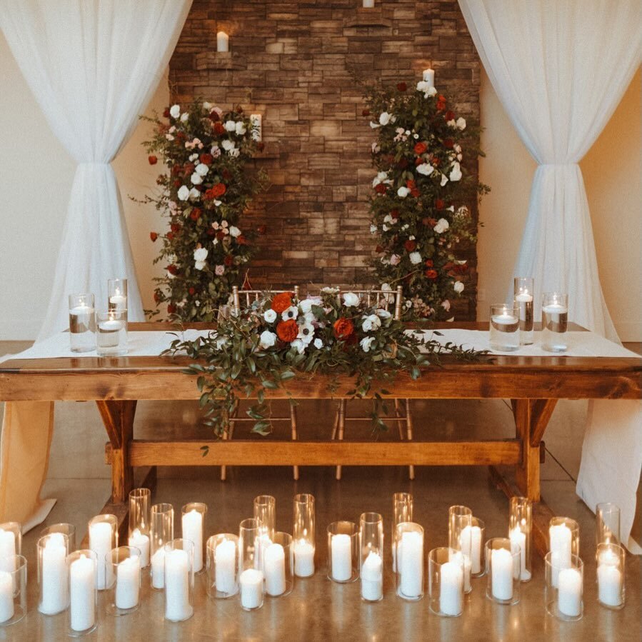 Nothing but heart eyes for this sweetheart table.🕯️🌹And of course, @pear_tree_estate is always stunning😍
&bull;photos @wrightphotographs 
&bull;venue @pear_tree_estate 
&bull;florals @j.blu_design 
&bull;cakes @pollenandpastry 
&bull;details @apri