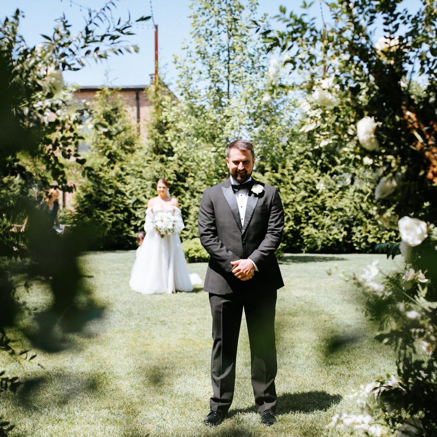 Special first look moments between you and your partner ✨
&bull;venue @thecanneryeureka 
&bull;rentals @createascene 
&bull;florals @pollenandpastry 
&bull;photo @deidrelynnphotography 
&bull;
#firstlook #weddingfirstlook #weddingplanner #weddingvenu