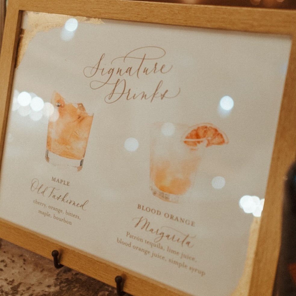 Your signature drinks add that touch of personalization and charm to your wedding! 💍🥃 We always love recommending signature drinks to our clients! 
Past weds, what was your signature drink? Comment! ✨
&bull;venue @pear_tree_estate 
&bull;photograph