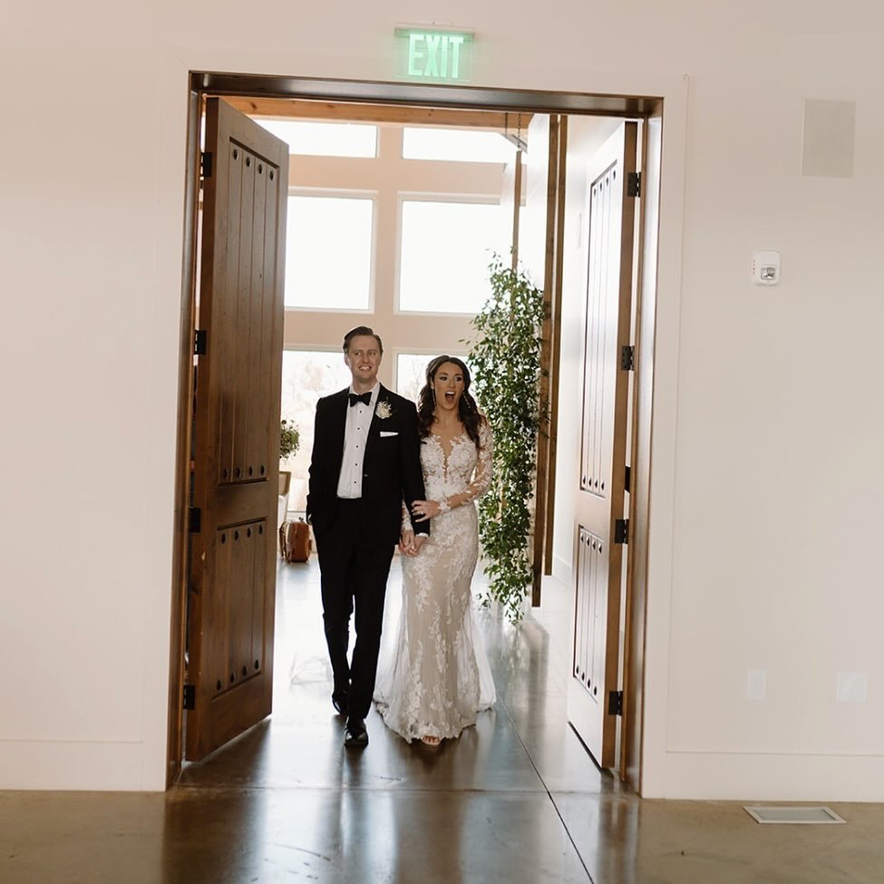 We love seeing these reactions on wedding day💞
&bull;venue @pear_tree_estate 
&bull;photographer @brie.filmandphoto 
&bull;florals @pollenandpastry 
&bull;
#weddingcouple #weddingday #weddingplanner #weddingcoordinator #champaignillinois #bride #cen