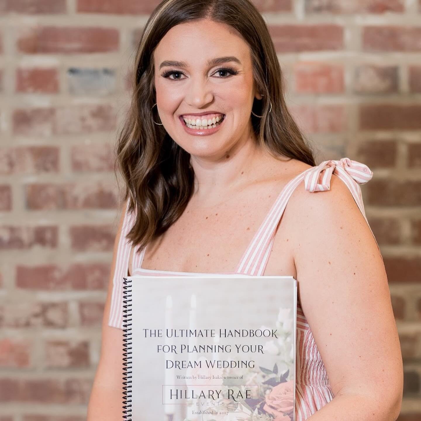 IT&rsquo;S HERE!🥳🤩 I am so excited to finally announce my wedding planning handbook for the ultimate guide on planning your day! 💍This guide is designed to identify and house everything you need for planning your special day. From checklists to se