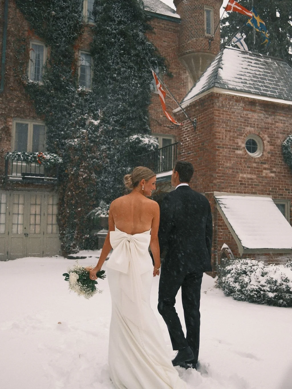 Help me settle this 👀👇

When it comes to weddings, are you more:

✨ Indoor elegance
🌿 Outdoor ceremony

✨ Big guest list
🤍 Intimate celebration

✨ Signature cocktails
🥂 Classic bar

✨ Full dance floor all night
🍷 Chill + mingle vibes

Tell me y