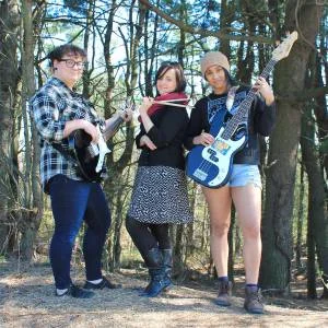 watch Raconteuse perform here !