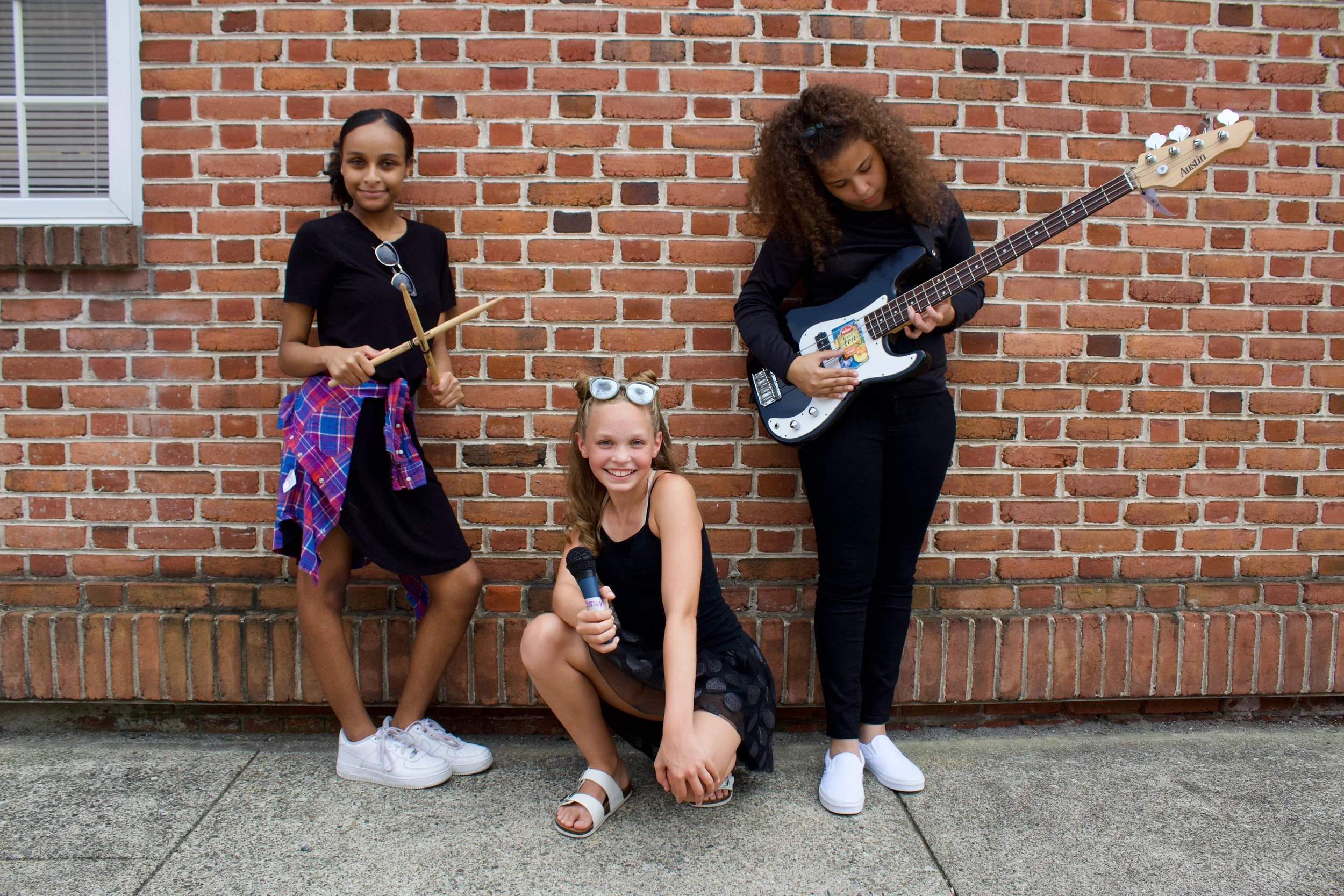 watch The Daydreamers perform their song here !