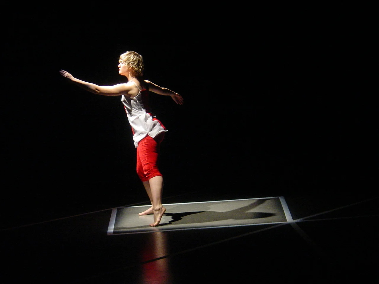 LE CUBE , Issy-les-Moulineaux, France (2004) Work: Reflect . Dancers: Christina Towle & Izumi Fugii