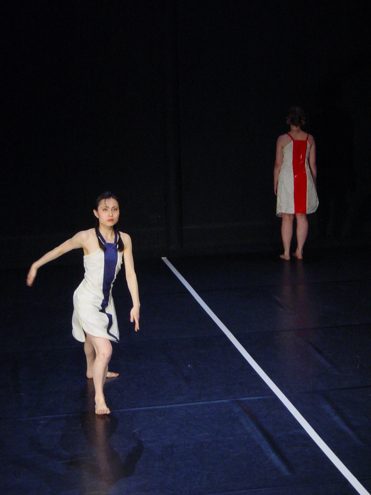Festival Univ’Art’Cité , Théâtre Gérard Philipe, Saint-Denis, France (2002). Work: Reflect . Dancers: Christina Towle & Masayo Amae 
