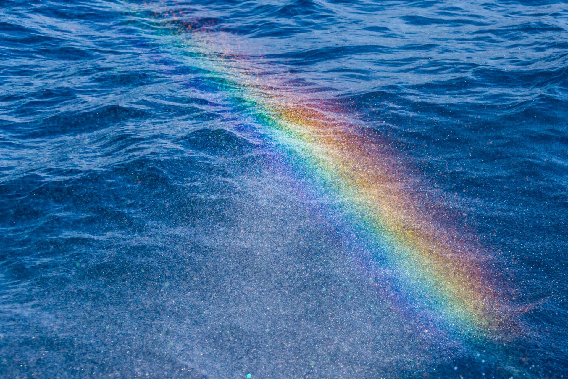 Iz rainbow. Радуга в воде. Радужное море. Отражение радуги в воде. Радужные волны.