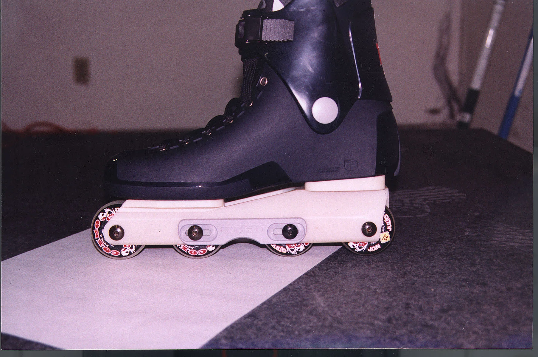 The original design had a recessed area for 50/50 grindplates, which was eventually scrapped in favor of standardization.