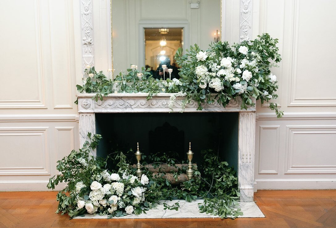 Mantles are our jam! They may not always fit in the budget, but we can always try and repurpose those gorgeous ceremony pieces to places like this! PC: @constance_schiano  Planning: @soireesandrevelry #ctflowercollective #eatsleepbreathflowers #flori