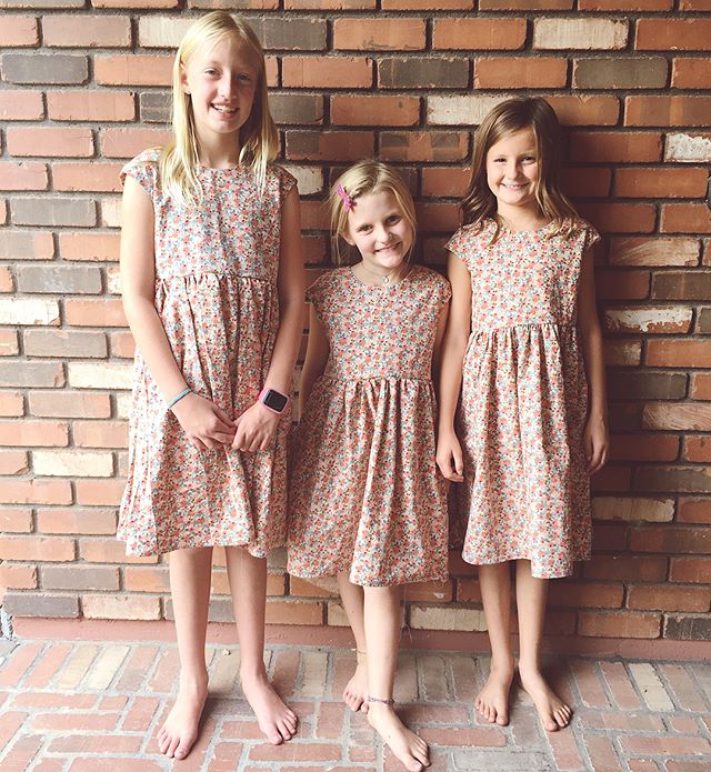 For a final project these girls made their very own dresses! All three have good taste and chose this @cottonandsteel Rifle Paper Co print. The Caroline Party dress pattern by @welcometothemousehouse is great for beginners. Swipe to see the cute gold
