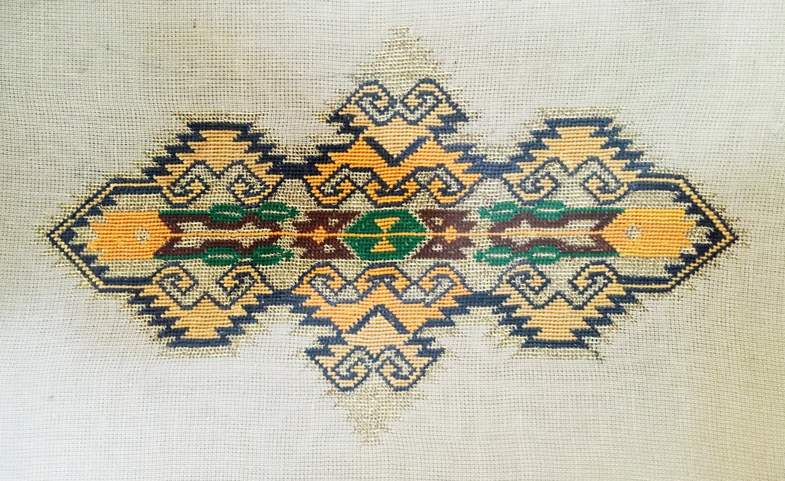 Embroidery made by artist's grandmother / sanatçının anneannesi tarafından yapılan nakış. Courtesy of artist / sanatçının izniyle.