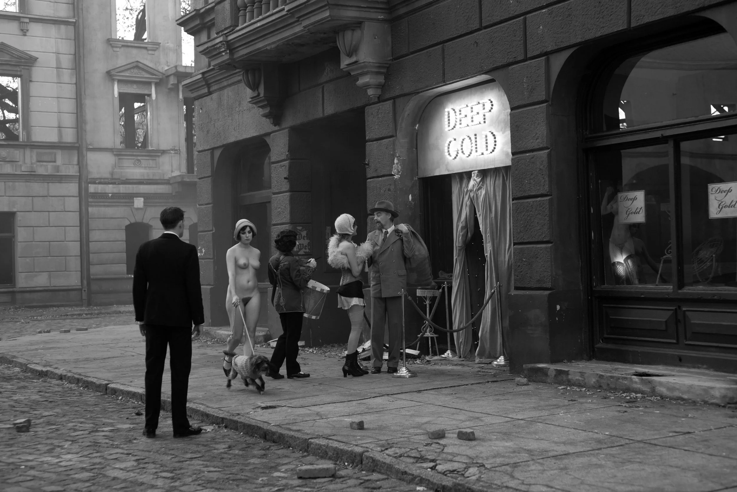 Deep Gold, 2013/2014, 1-channel film, B/w, sound, Shot on HD, Converted to HD-SR and transferred onto a hard disc player, Aspect ratio 16:9, Loop, 18, min 12 sec, Edition 6 + 2 ap. Courtesy of artist. 