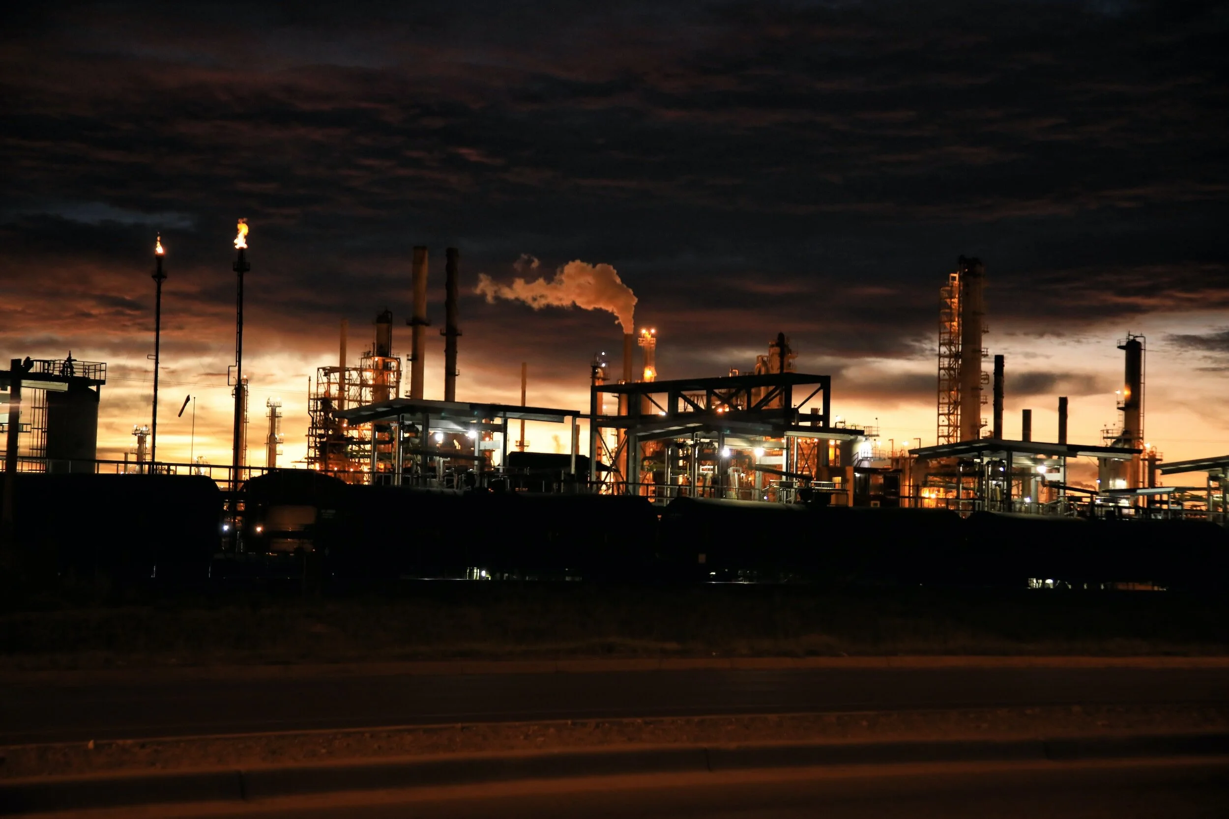 Oil rallies as geopolitical tensions rise