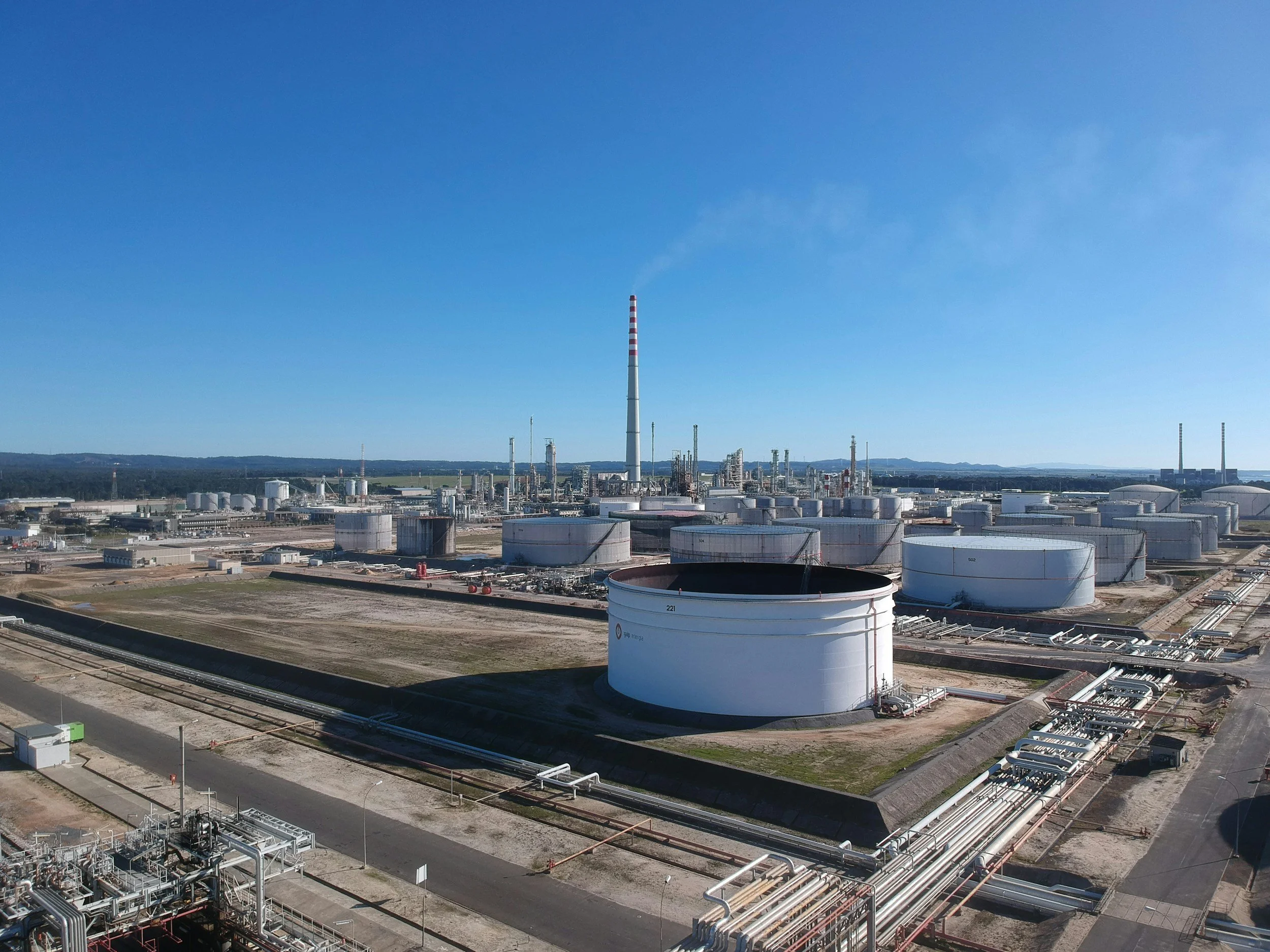 Oil prices slipping while Baltic indices trend upwards