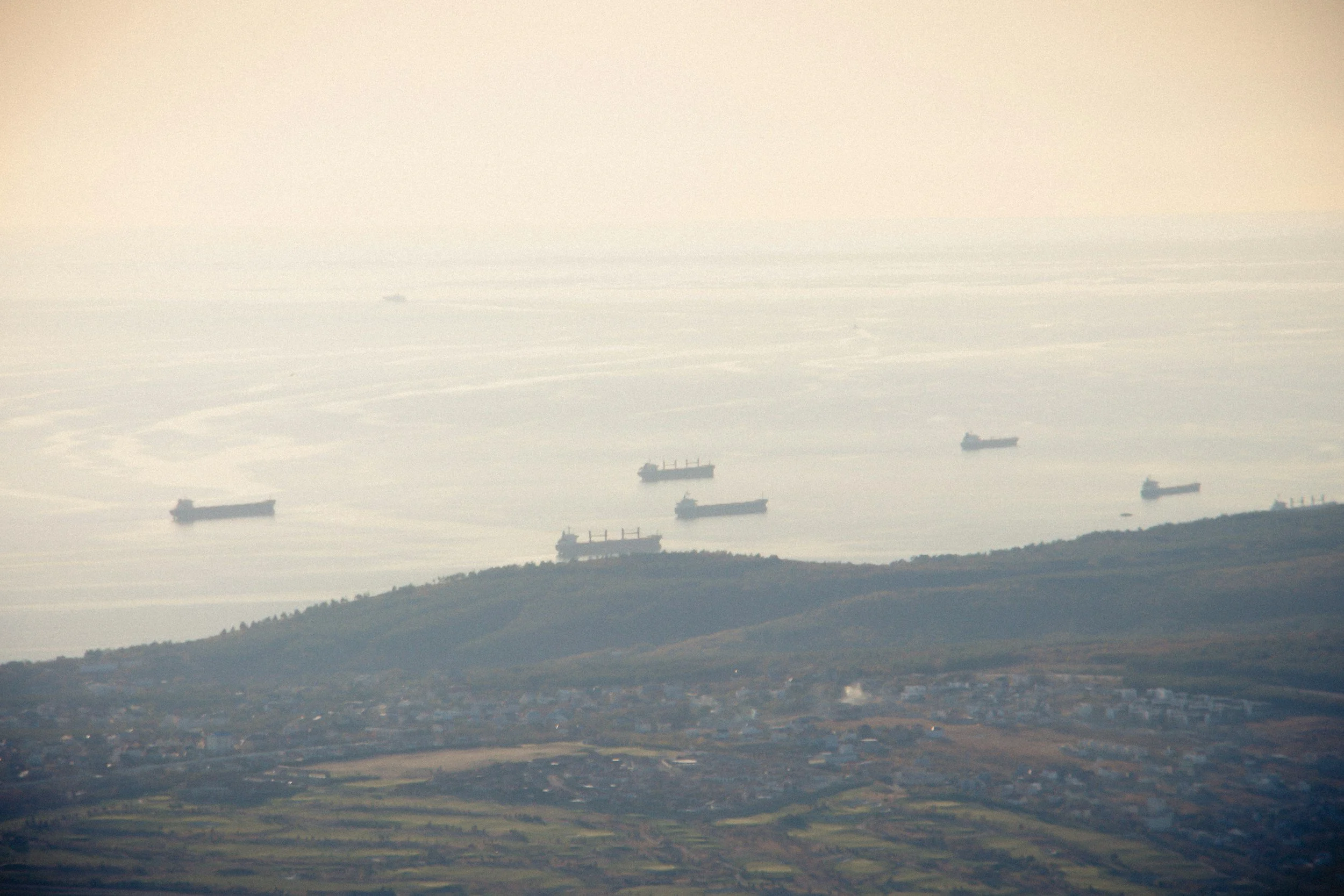 Oil falls as tensions ease in Middle East