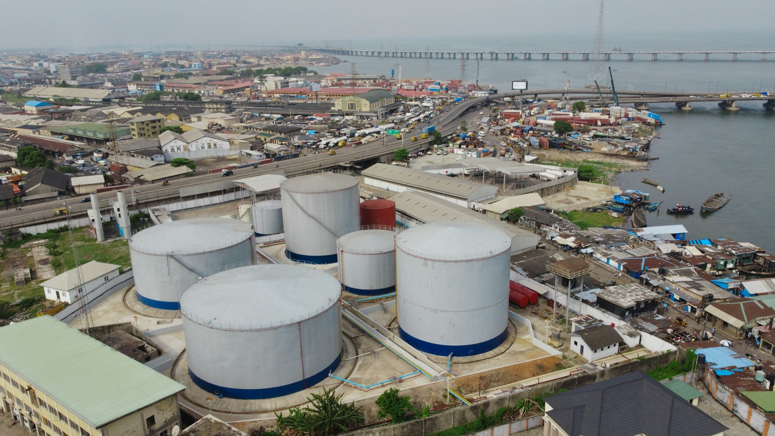 Oil's rally takes a pause as Hormuz stalemate persists