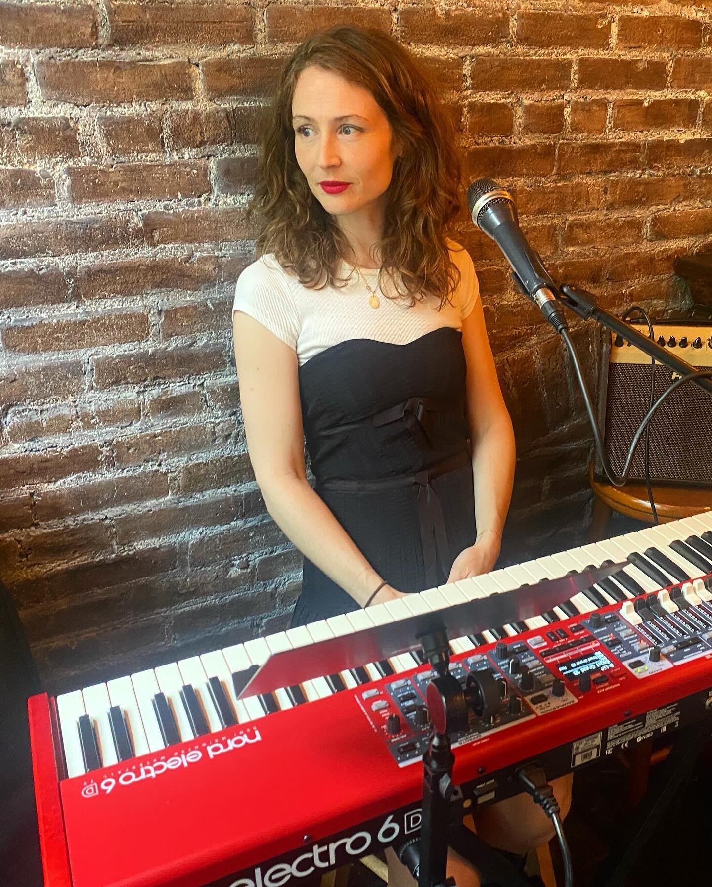 love making music in this city 🌆 
swipe for 🍕 

#jazzmusician #jazzmusicnyc #womeninjazz #nordmusicians @nordkeyboards #jazzpiano #jazzpianistsofinstagram #jazzsinger #jazzvocalist #jazzsingersofinstagram #jazzvocalist #nycmusicians #nyc #eastvilla