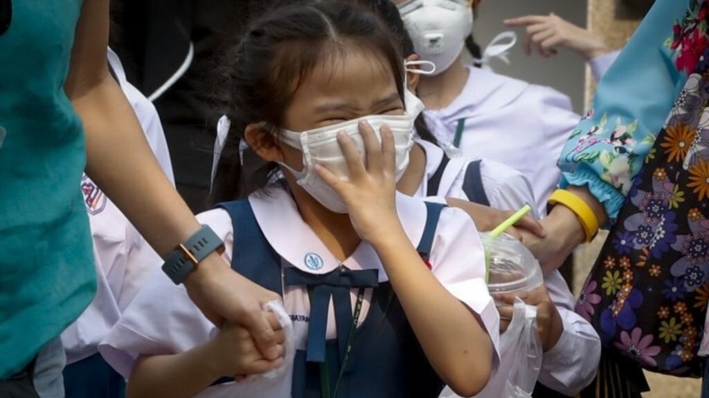 Bangkok closes 400 schools because of the air pollution