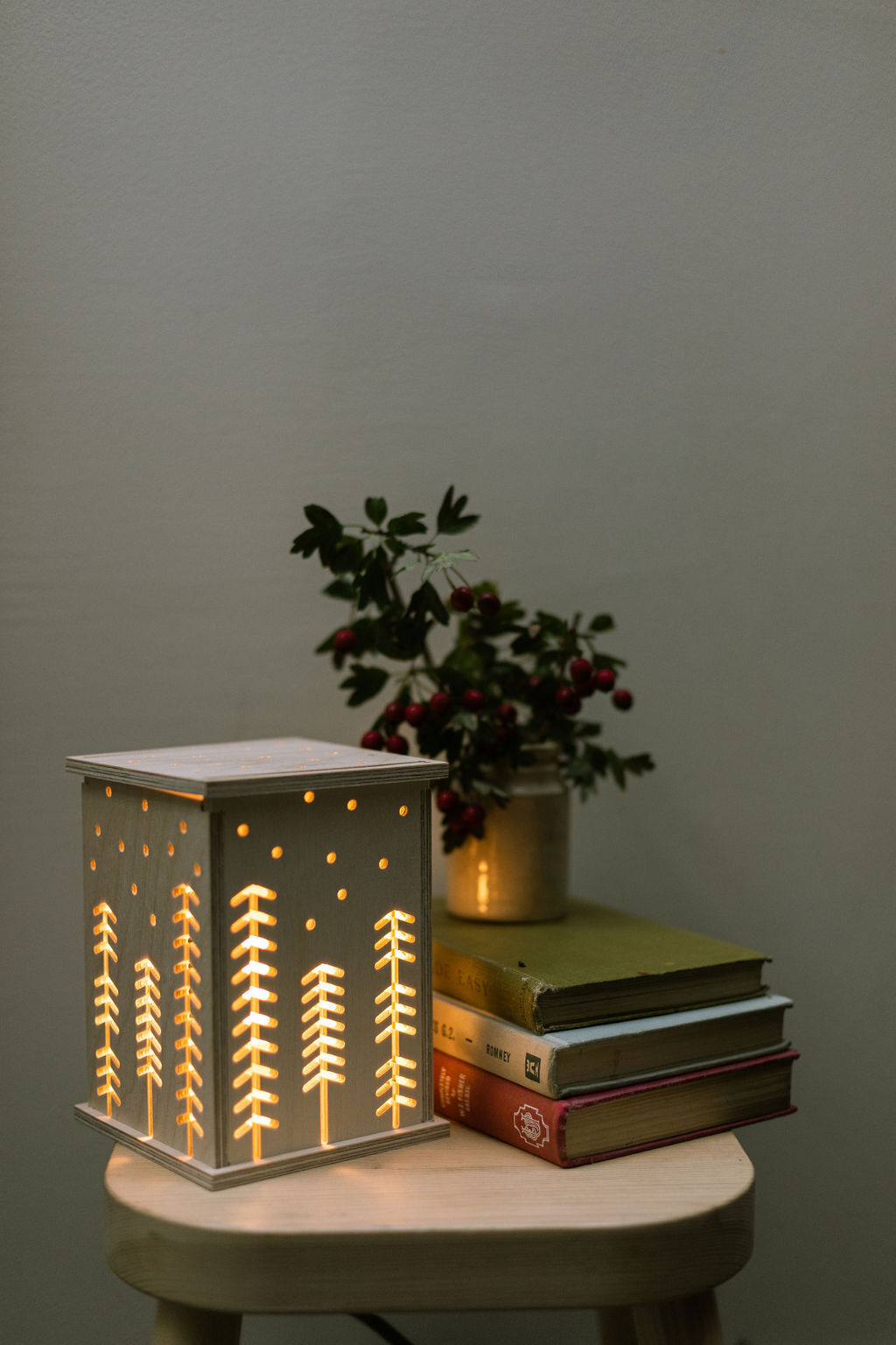  Create a Christmas scene with a woodland Bright Corner wooden light. 