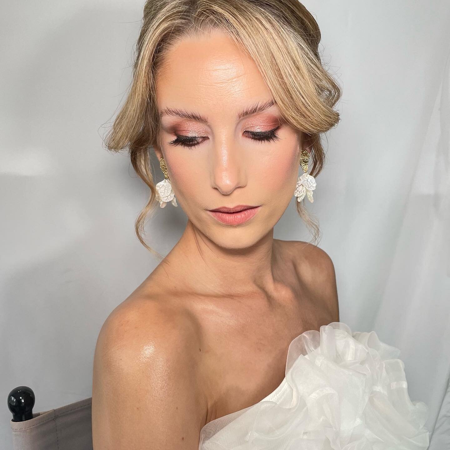 ✨ Bridal Makeup ✨

I have no words, she&rsquo;s beautiful &hellip; I couldn&rsquo;t choose one photo, so here&rsquo;s six 🥰💜

FLAWLESS, GLOWING, TIMELESS makeup! 

Working alongside @sophiefrank_undertheveil 💋

Inspired by @botiashairandmakeup aft
