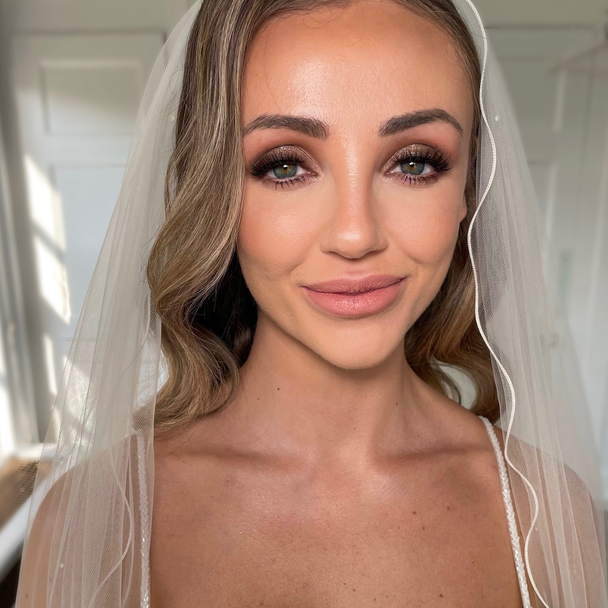✨ Fran ✨

Flawless bridal makeup - subtle smokey eyes and sun kissed skin 💋

Hollywood waves by @sophiefrank_undertheveil 
Dress and veil by @tillymintwedding 

* 100% REAL SKIN - no edits, no filters! *

#makeupartist #mua #makeupartisthampshire #m