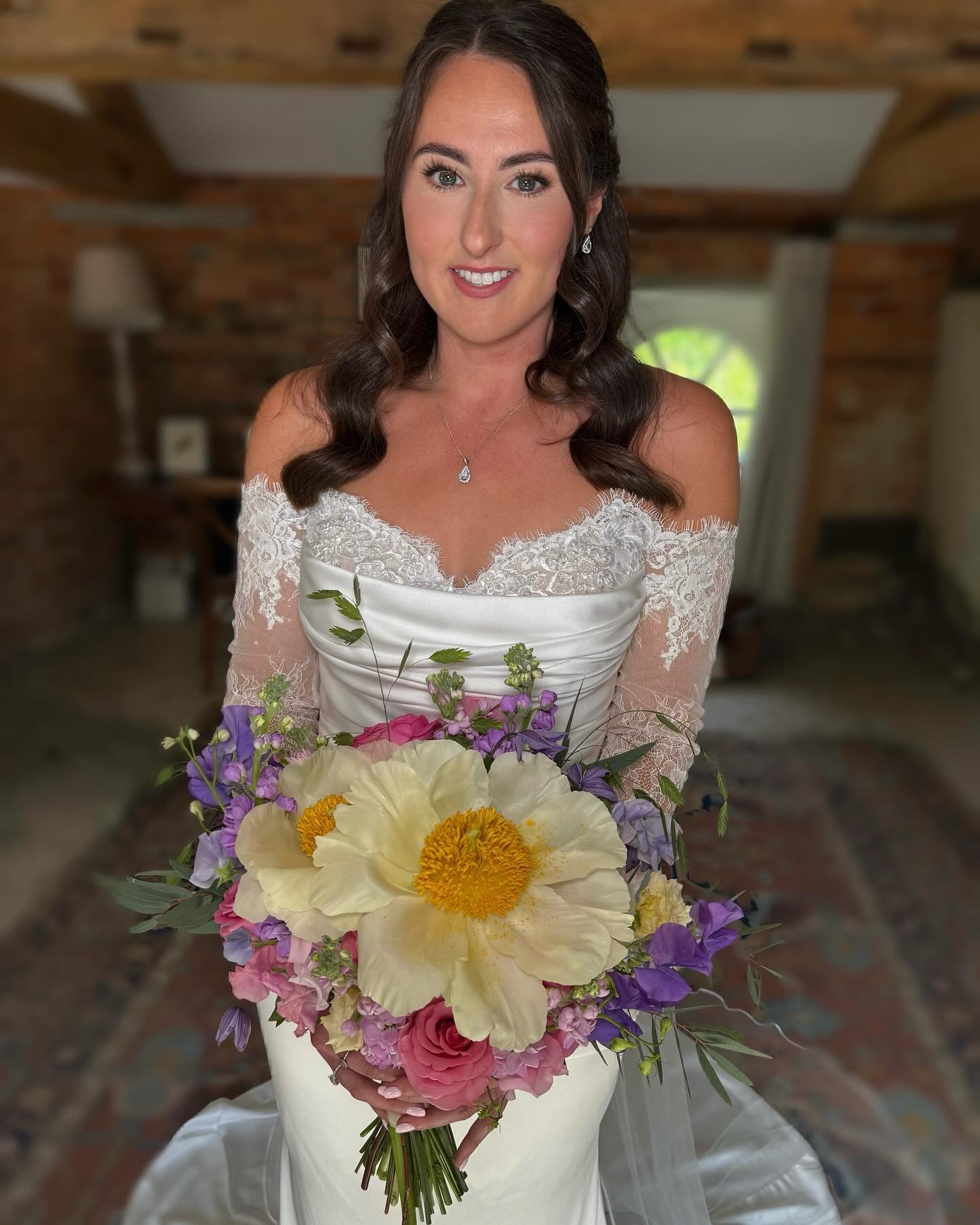 Mrs Cheesewright 💕✨

I loved being a part of Sophie&rsquo;s wedding day at the gorgeous Wasing Park! She looked so beautiful 🫶🏼

Venue : @wasing1759 @wasingweddings 
Hair : @sophiefrank_undertheveil 
Flowers: @everafter_weddings

* 100% REAL SKIN,