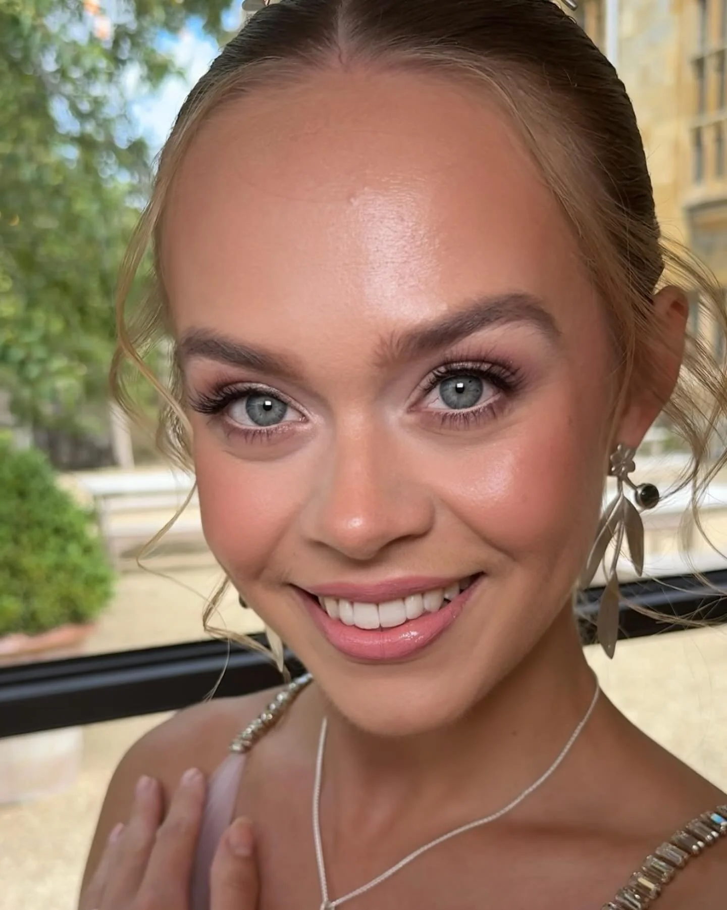 Pretty in pink 💕✨ 

I loved creating this makeup look for Charlotte - naturally glowing and flawless! And, what a beautiful venue &hellip; @sudeleycastleweddings is STUNNING!! 🤩 

It was a pleasure working alongside: 

Host &amp; Planner: @wildathe