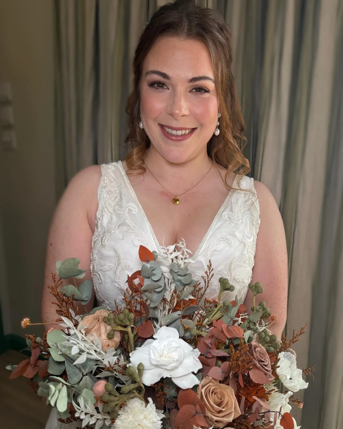 Beautiful Pippa π§‘β¨
Oooh I loved being a part of her wedding morning with her lovely bridal party! 
They were getting ready at @thefarmatavebury before heading over to one of the most beautiful settings @at_chalk for the wedding! 
Autumnal tones a